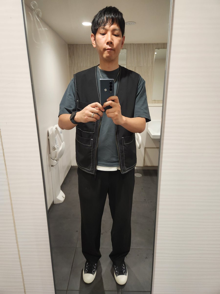akkunn_akkunn's tweet photo. #今日のコーデ。#ZARA の #コントラストトップステッチベスト に #ユニクロ の #エアリズムコットンオーバーサイズTシャツ #オリーブ 、#エアリズムコットンノースリーブTシャツ、 #タックワイドパンツ 、#コンバース の ALL STAR #BACKZIP HI 、COMBINATION CHAIN #NECKLACE 。
今日は出社日！ https://t.co/iTRZEX0L70