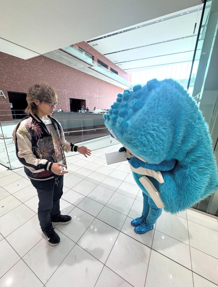 yu______1226's tweet photo. 呉氏と対面するやいなやサインを求めてきた「呉氏」
そして自分もサインを書きたいとの事で呉氏のぷくぷくシールの裏面にサイン書いてくれたらしいんやけど、「ゆうおにいちゃんへ」なのが可愛すぎた🤦‍♀️(呉氏年下なのね笑)
サインも呉氏のイラストも書かれてて、呉氏手先器用すぎんか！？
#自優悟奏広島 https://t.co/MTL52aQW2K