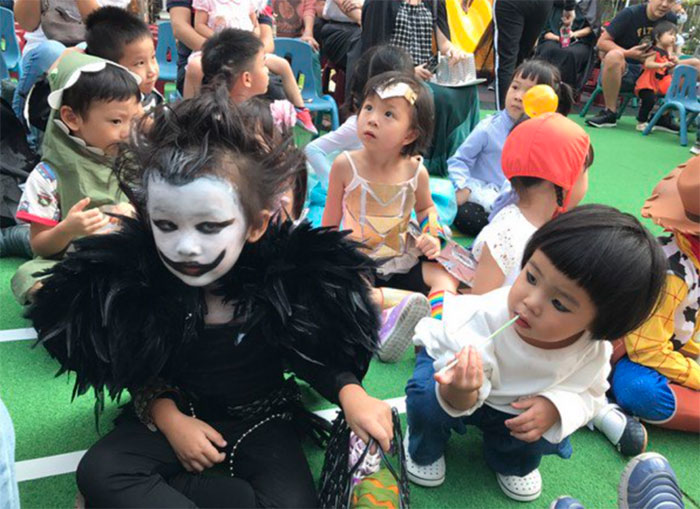 investorMM's tweet photo. 【話題】ハロウィンで『顔なし』のガチ仮装をした2歳児、クオリティが高すぎてクラスメイトを泣かせてしまう

■🇹🇼台湾（2016年）
・当時2歳のモモちゃん、「ハロウィン何になりたい？」と聞かれジブリの『カオナシ』をチョイス

・母親がハイクオリティな衣装を手作りした結果、ただの“本物”が完成してしまう

・意気揚々と幼稚園に登園するも、あまりの不気味さに友達がモモちゃんだと気付かずガチ泣きする事態に

・本人はいたって冷静にお菓子を食べていた模様。なお翌年はデスノートの『リューク』で再び園児を恐怖に陥れた模様