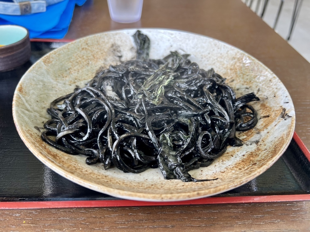 makkuroda's tweet photo. 【#イカスミ焼きそば】沖縄県八重山郡竹富町「#島ガーデン嶺」さんhttps://t.co/AjRJqywOdp　の逸品。どれもこれも・・まっ黒で・・うまそう。　#イカスミチャーハン　#イカ墨 https://t.co/EpHXm42Hmb