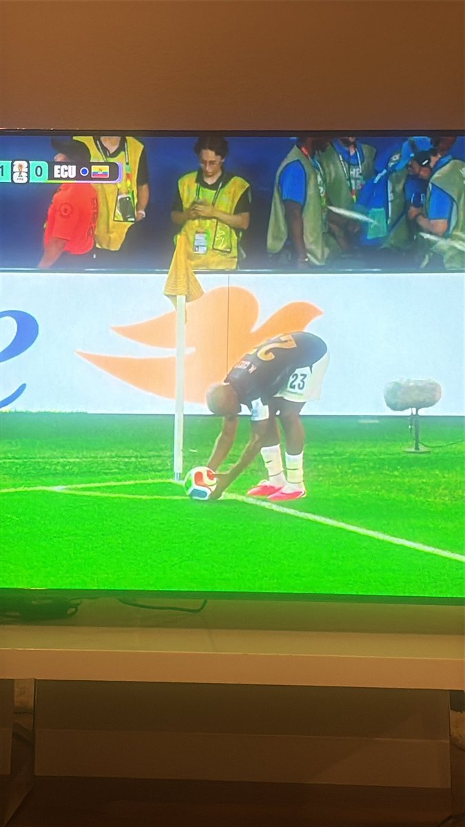 MAESAMAZUR's tweet photo. ESTE PARTIDO ESTÁ MÁS AMAÑADO … NO ENTENDÍ ESTE MUNDIAL Y LAS FALTAS Y PATADAS A LA SELECCIÓN DE @LaTri EL ÁRBITRO NO LAS VIO 🤷🏽‍♀️ Y SUS NUEVAS NORMAS ? Raro  #worldcup2026 https://t.co/gLbtGdjwD4