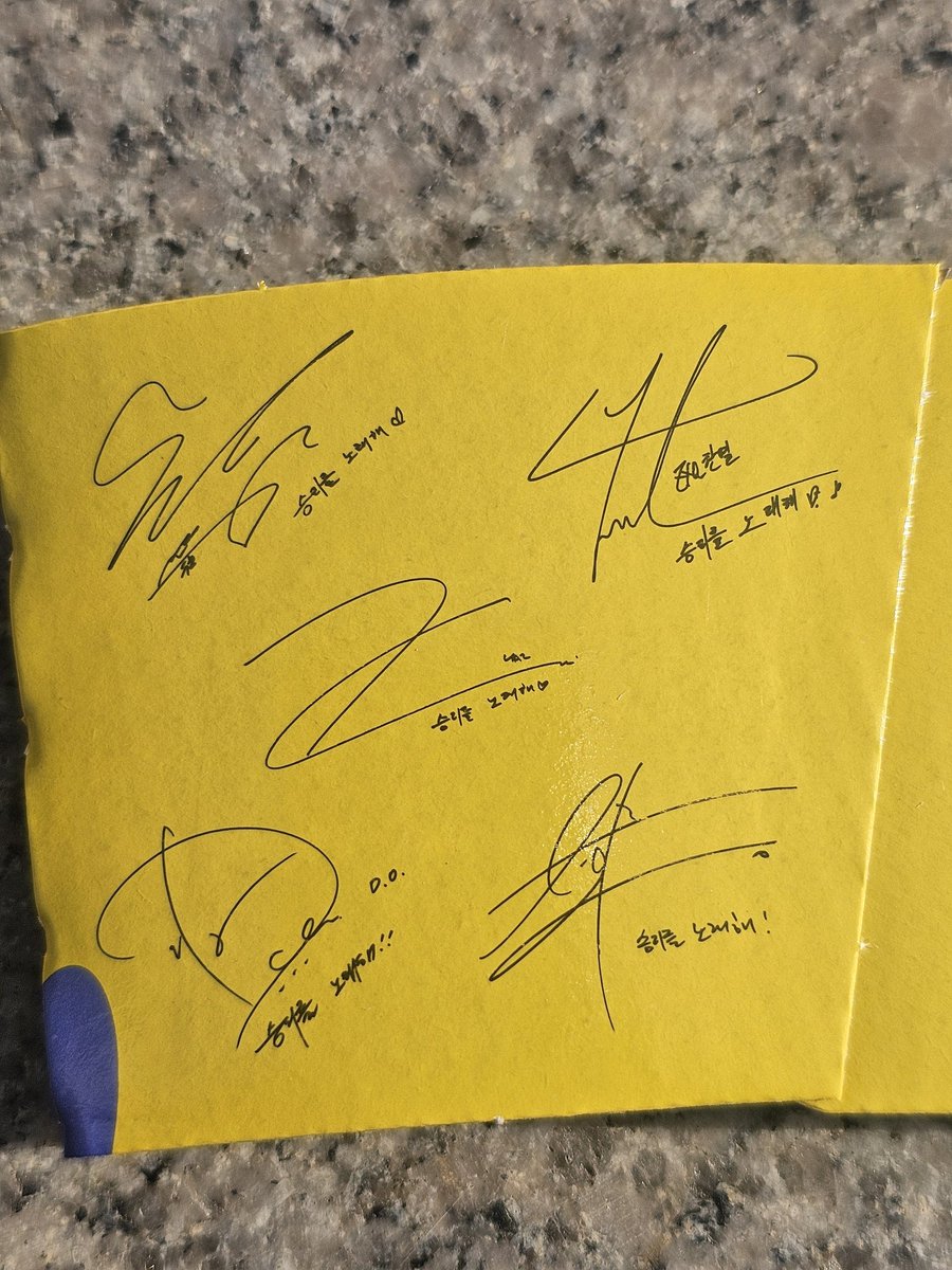 xunhuas's tweet photo. NEW EXO X MEGA COFFEE GROUP PHOTO! 🥤✨

The cup holder has the members’ autographs and handwritten messages as well~

🐰 Junmyeon: Sing for victory ♡
🍒 Chanyeol: Sing for victory ❣︎ ♪
🐧 Kyungsoo: Sing for victory!!
🐻 Jongin: Sing for victory ♡
🐥 Sehun: Sing for victory! https://t.co/5rtmMvEPaM