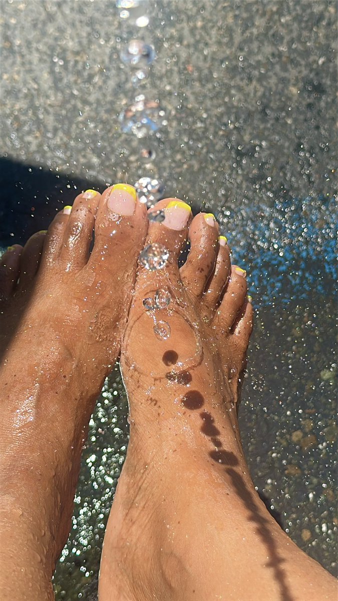ElektraFeetnToe's tweet photo. Making a splash, one foot at a time! 😍💦💦😍 https://t.co/P8ZUoKBrQo