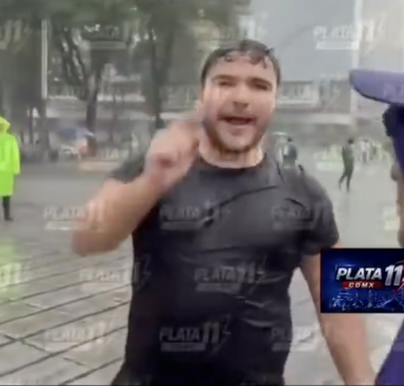 jorgegogdl's tweet photo. Liel Nasibi, fue el que en eastado de ebriedad le dijo "Te la voy a romper" al reportero que le reclamó que no utilizara la lona de las madres buscadoras para guareserse de la lluvia. https://t.co/W4zpbCH8Ty