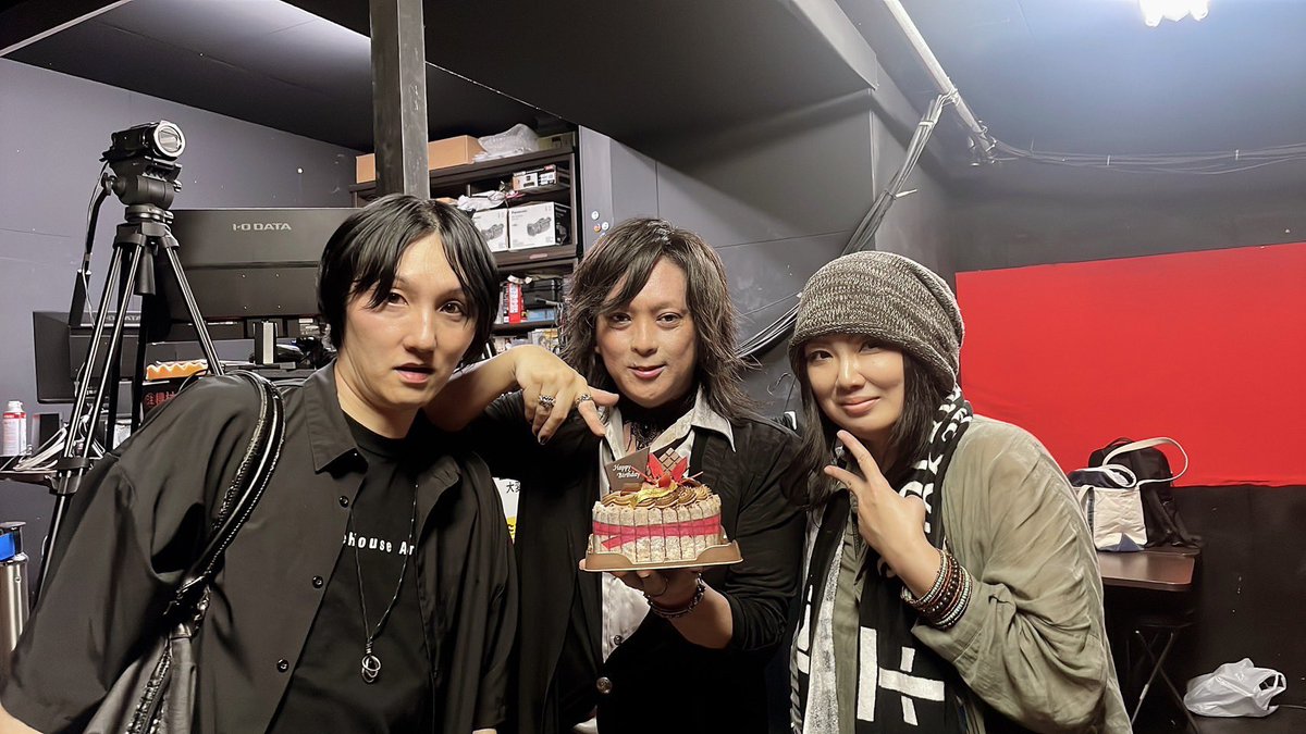 sinomito's tweet photo. 昨日は京橋LIVE HOUSE Arc
10周年おめでとうでした！
また、出演者3人のおたおめも祝っていただきました🎂
こちらも毎年ありがとう😭
俺に合わせてチョコケーキにしてくれるw

引き続き本日もArc 10th.
High-Gにて盛り上げるに行きますので
みんな来て来て！✨ https://t.co/XxZpmQS24N
