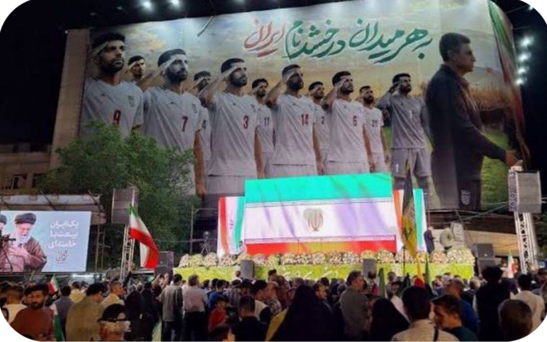 Mkhadem1346's tweet photo. حضور بازیکنان ایرانی در جام جهانی، دیگر تنها یک رقابت ورزشی نیست؛ بلکه نوعی **«مقاومت نمادین»** است. آن‌ها در حالی در زمین می‌درخشند که قلب‌هایشان در خانه، میان غم و اخبار جنگ، می‌تپد. حضور آن‌ها، پیامی است به جهان: **«ما با وجود تمام فشارها و آسیب‌ها، همچنان هستیم
#WorldCup2026 https://t.co/kCJYRURa5P