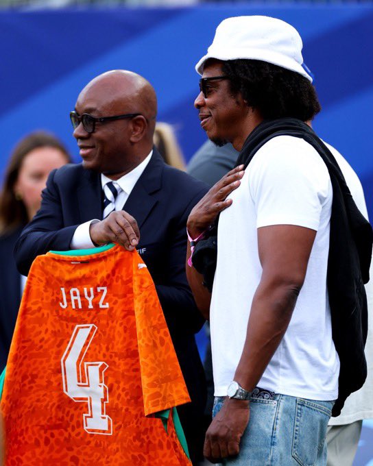 TheePopCore's tweet photo. JAŸ-Z popped out at the FIFA World Cup looking fresh and rocking his natural textured hair. https://t.co/AWbOc50vYg