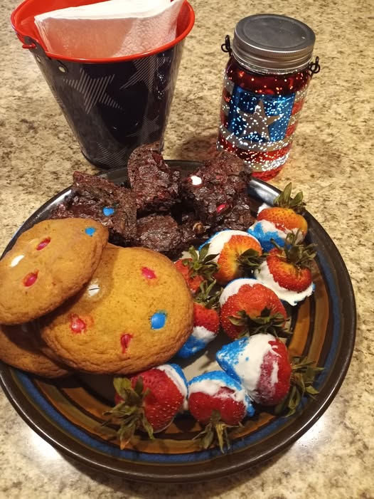 Deedo_2026's tweet photo. @ebeth360
I have a Flag Day baby and he requested this for his birthday. He has some buddies over playing poker so he wanted finger food.
Great-grandma's M&M cookies, brownie bites with mini M&Ms, and dipped straberries. #twitterbakeoff https://t.co/y5Ic26Uw9B