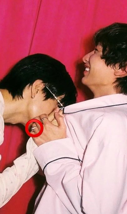 vehee_16's tweet photo. unfortunately for skeptics these higher res, additional photos we got are only aiding in the ‘engagement gate’ agenda/conspiracy…😅

(I’m no jeweler, but I swear it’s diamond studded/encrusted. I could also be delusional but it’s literally on his ring finger too 😭) https://t.co/UPxTAQ748N