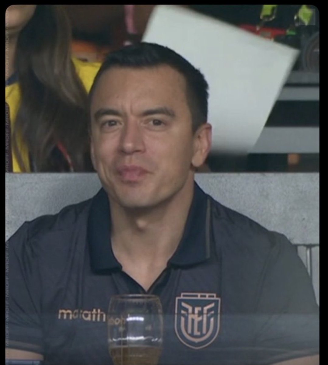 SantBarce's tweet photo. Si eres ecuatoriano y no te reventó el hígado de ver a este engendro del mal  en el estadio disfrutando y bebiendo, mientras el Ecuador se cae a pedazos .. déjame decirte que vales recontra Verga  chucha de tu madre https://t.co/2yOK7sDBc6