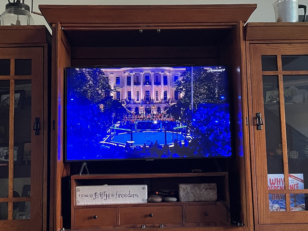 PrivaB617's tweet photo. @glennbeck @POTUS Watching all by myself. I do not even like UFC 🫣😣, but this is amazing!
@SteveDeaceShow look at the bottom right 👊🏼🇺🇸❤️🤍💙 https://t.co/j5Nq1yBev3