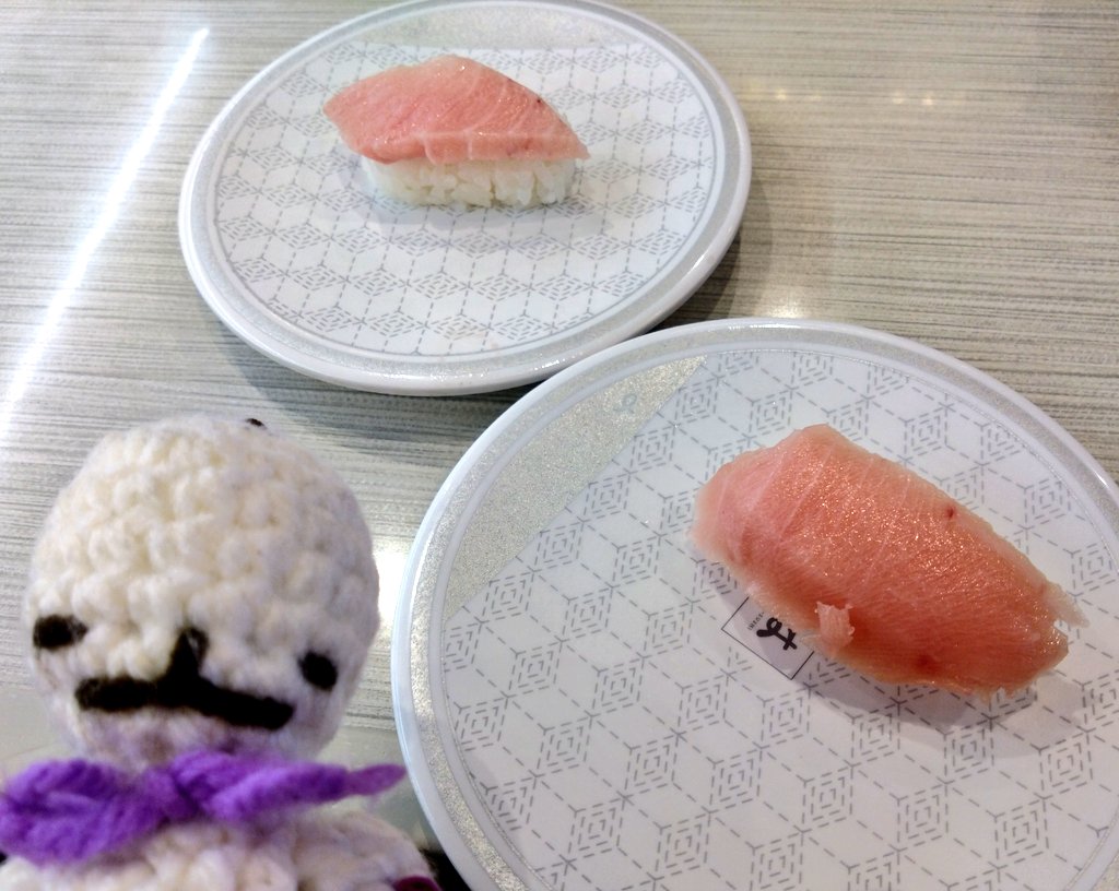 doll_trip's tweet photo. 『豪華ナレーション⁉️』　2026.06.11.

　相棒、整形外科の受診日。膝の腫れが引いて、松葉杖解除🙌あとは筋トレが必須😅
　過保護に相棒母が送り迎え…で、相棒母の希望で【はま寿司 盛岡上田店】ランチ🚗
　キタニタツヤさん⁉️何してるの⁉️

#たびぐるみ
#テル子の日常
#ぬい撮り
#寿司
#盛岡市上田 https://t.co/UeVYI1mJB9