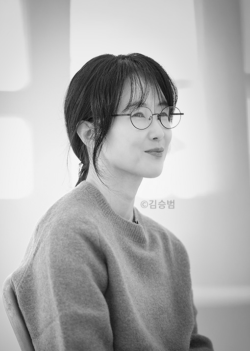 yes24_official's tweet photo. 𖧷 2026 젊은 작가 𖧷
💙작가 : #위수정
📚대표작 : 우리에게 없는 밤

❝위수정은 독자를 베일 너머의 아름다움으로 넌지시 이끄는 탁월함이 있다. 문학 작품을 읽는 즐거움의 본보기를 제시한다.❞  (추천인, 한겨레출판 문학팀 박선우 과장)

한국 문학의 미래가 될 젊은 작가에게 투표하세요.
https://t.co/Zjkk7NIxQR