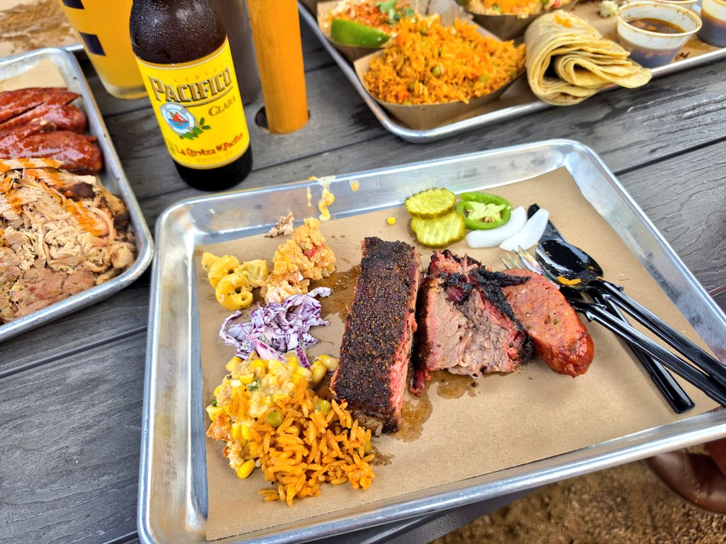 s_2829p's tweet photo. テキサスBBQ🍖🥓🍖🍗🥩🍖🍗🥩🥓
めっちゃうまい🤤❤️
ダラスで最高の夕飯🥓🍖🍗🥩 https://t.co/IhgTXX2TRM