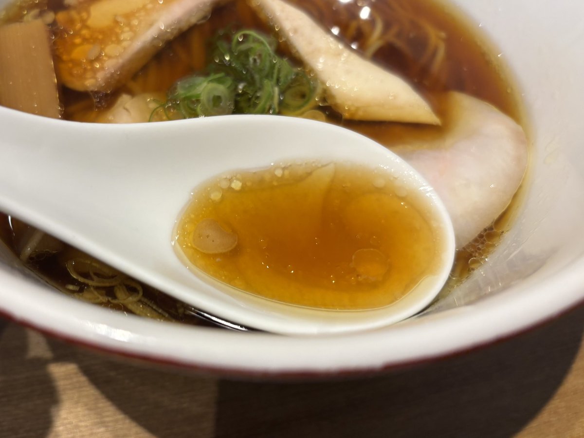 majingabacho's tweet photo. 麺処 虵の目屋
地鶏そば
相変わらずというか更に旨くなった鶏スープと麺、どんどん唾液が溢れ出る感覚が凄まじい。トッピングも抜かりなく特にメンマの食感とかおり👍
周りは昆布水つけ麺の方ばかり
久々の虵の目屋さん、今回も松本総帥に会えなかった。
仲良しの袖岡大将と神戸でランデブーとのこと。 https://t.co/AeeAheHKJc