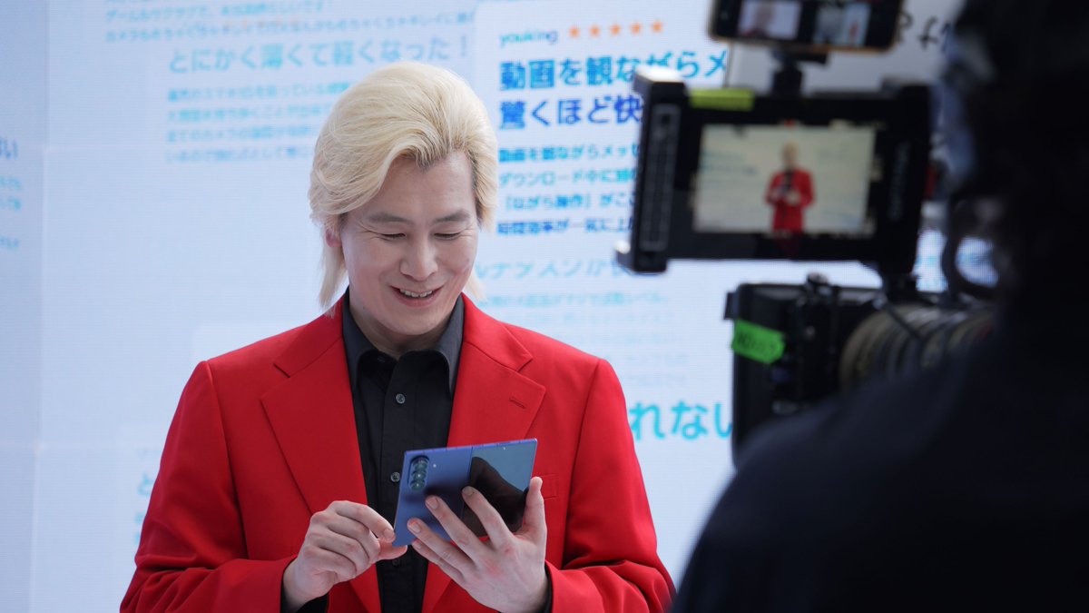 SamsungJPN's tweet photo. #カズレーザー さん出演Web CMのオフショット公開！

​持ち前のユーモアで現場スタッフの笑いを誘う一幕も🤭
​マルチタスクの便利さにはご本人も興味津々のご様子でした✨

#VoicesofGalaxy #折りたたみスマホならGalaxy

▼本編はコチラ
https://t.co/6XCBCQGaeH https://t.co/fdng3SQVyI