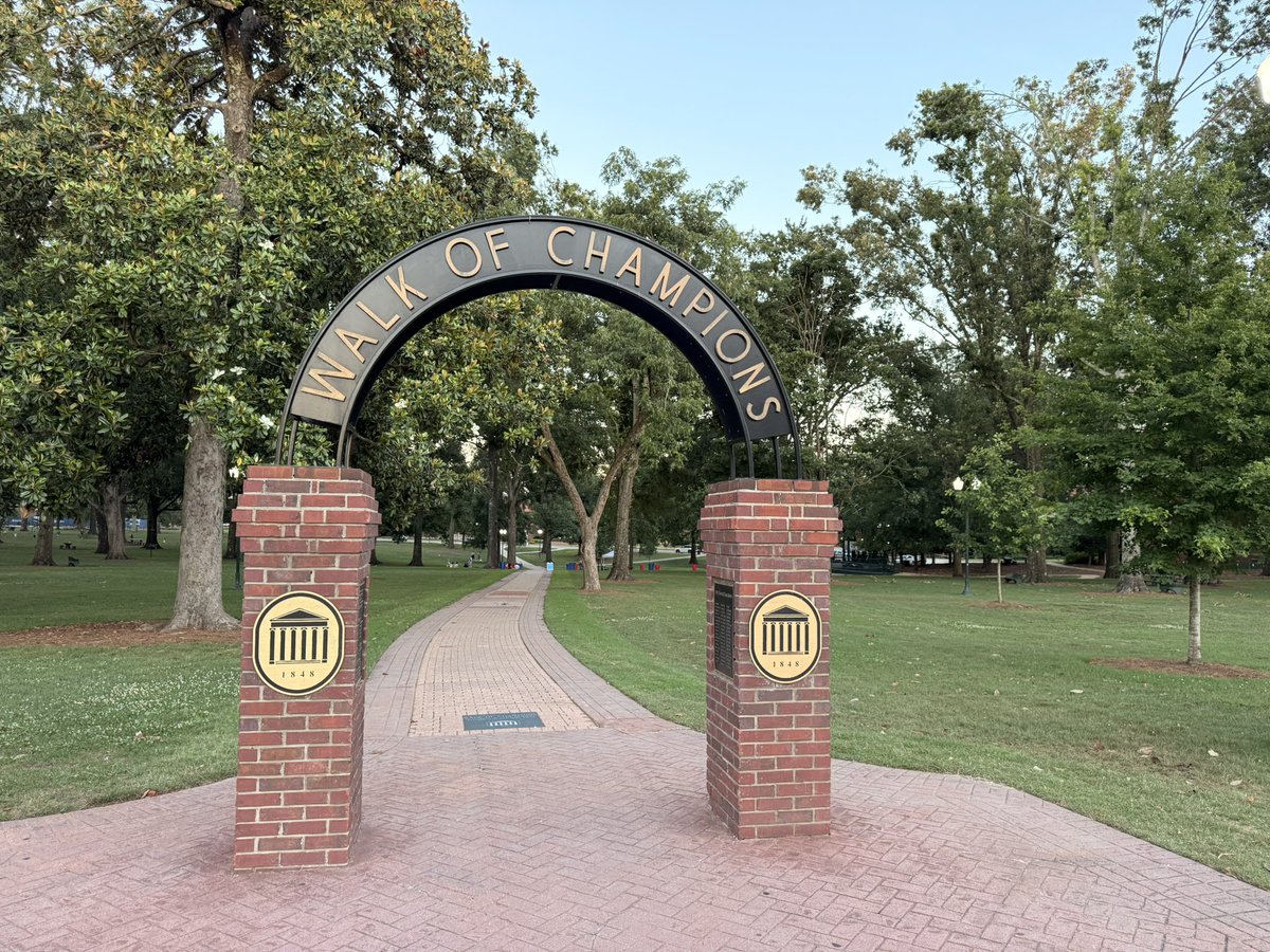 OleMiss's tweet photo. Sunsets on campus 😍

#HottyToddy https://t.co/ZYPwWIzRVO