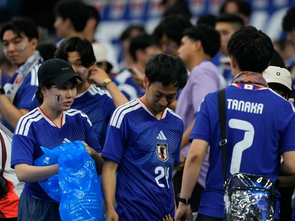 FandomID_'s tweet photo. "Bagi rakyat Jepang, ini adalah sesuatu yang normal," kata pelatih Jepang Hajime Moriyasu di Piala Dunia 2022 lalu.

Kala itu pemain dan suporter Jepang sama-sama viral karena mereka membersihkan ruang ganti dan tribun.

Di ruang ganti bahkan mereka menuliskan ucapan terima kasih.

Itu mereka lakukan baik saat menang maupun kalah.

Apapun kondisinya, WN Jepang memegang teguh kultur mereka untuk meninggalkan suatu tempat dalam keadaan yang bersih, bahkan lebih bersih dari sebelumnya.

“Itu adalah didikan yang kami terima. Itu budaya dasar kami. Bagi kami, tidak ada yang spesial," jelas Moriyasu.

Dan memang benar, hingga kini di Piala Dunia 2026 pun, mereka tak pernah meninggalkan kultur tersebut.

Kita lagi-lagi terkesima.

Jadi pelajaran apa yang bisa kita dapat bapak-bapak?

Tentu saja, bapak-bapak jangan lupa bersih2 rumah dan ajarkan kepedulian kebersihan kepada anak sejak dini hehehe