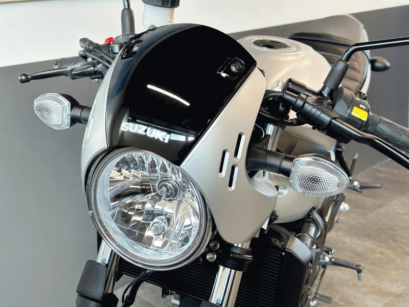 BikehouseZero's tweet photo. SV650Xは、SV650をベースに、ヘッドライトカウルやセパレートハンドル、タックロールシートを採用し、クラシックな雰囲気とスポーティさを絶妙に両立したモデル。72馬力を発揮する650cc水冷Vツインエンジンは、鼓動感と扱いやすさが魅力です👍気になった方は #バイクハウスゼロ埼玉大学前店 📞048-854-6439まで https://t.co/aXfoYUPyEl