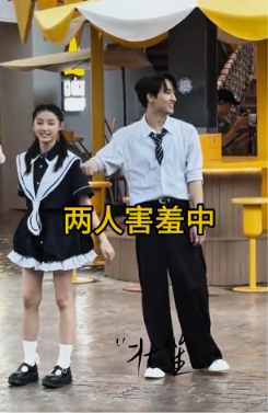 soonyunqi's tweet photo. Winwin took his daughter to an amusement park😭
Im kiddinggg, but Jiaxi really looks like his own daughter. He looks after her so carefully, tying her jacket when her skirt is too short, putting a raincoat on her, accompanying her on a scary ride, and even dancing with her.

He's such a caring brother, and he'll definitely make a great father someday.
#WINWIN #DongSicheng #SunshineThroughtheRain #今天是太阳雨
