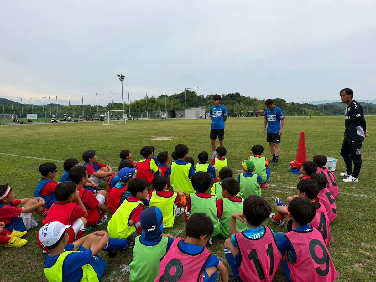 kamatama_kouhou's tweet photo. ／
#ゴッツくんといっしょ スペシャル！
＼

#カマタマーレ讃岐
#ALLFORSANUKI

#後藤優介 選手がシーズン中続けてきたスクール訪問。
総まとめ！と言うことで #林田魁斗 選手も誘って宝山湖でサッカー教室を開催しました✨

年中さんから小学3年生まで全部で62人！
みんなで楽しく、真剣にボールを蹴りました⚽️

参加してくれたスクール生の皆さんありがとうございました😊
これからも一緒にサッカー楽しもうね 🙌🙌

◯実施概要
📅6/14(日)
📍宝山湖OKURAボールパーク