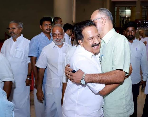 kadathanadan77's tweet photo. ഇങ്ങനെ അങ്ങ് ചേർത്ത് പിടിക്കണം https://t.co/8Li2YtcMML