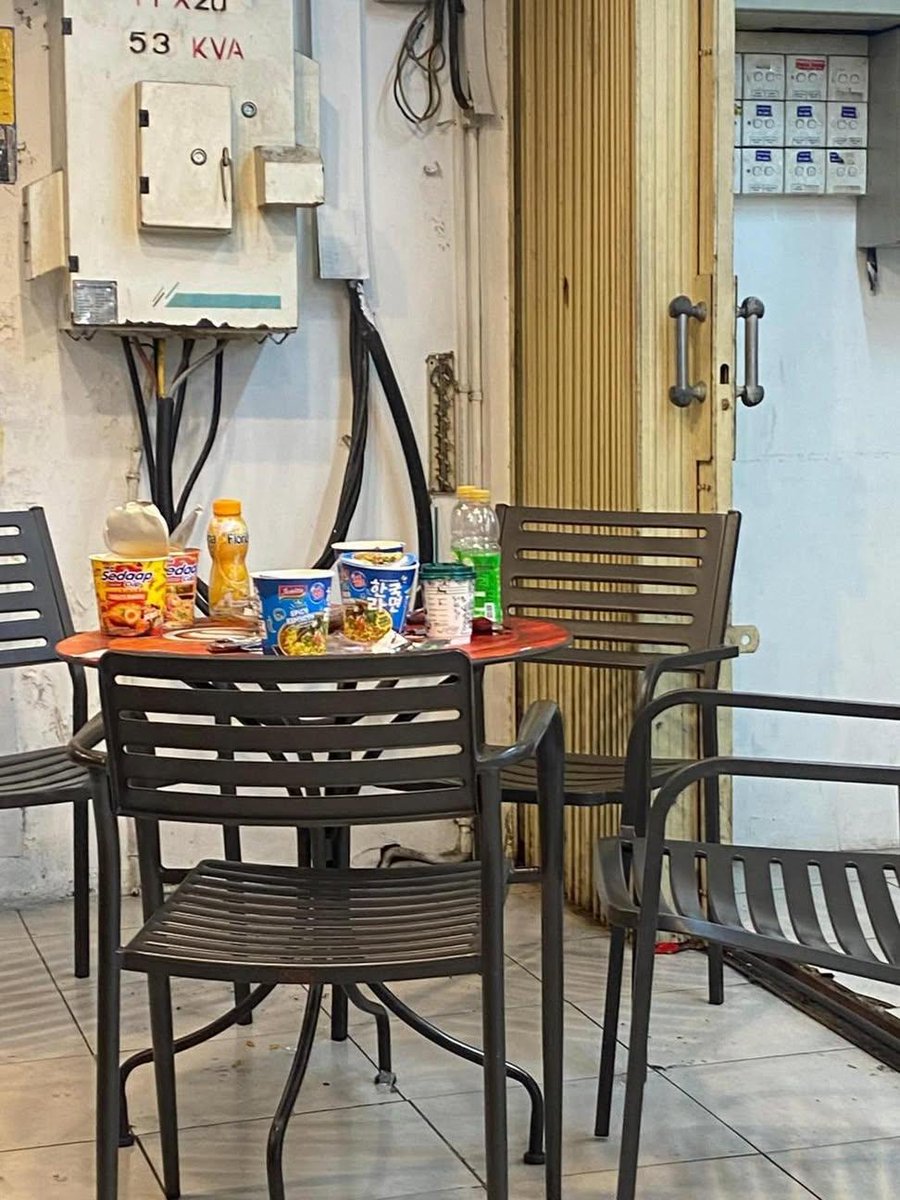 Ruzbihan53's tweet photo. di indomart / alfamart minimal stelah makan dibuang ke tempat sampah, orang yang mau duduk situ lagi juga enak- dan selanjutnya orang juga meniru 

 yakin ini buka pamer ke medsos, karena setiap pertandingan negara jepang fans nya bersih bersih 

Sejak usia dini di sekolah dasar, mereka telah dididik lewat tradisi osoji untuk bertanggung jawab membersihkan ruang publik yang mereka gunakan sendiri, tanpa bergantung pada petugas kebersihan. 

katanya mereka meninggalkan tempat kotor di tempa umum itu memalukan atau jijik, 

sementara membersihkan stadion setelah pertandingan—baik saat tim mereka menang maupun kalah—adalah cara untuk menghormati tuan rumah serta mengekspresikan identitas budaya mereka yang disiplin di mata dunia...

hal sederhana dan kekompakan fans ini boleh dicontoh ...

apa hukumannya mereka berat ya?? orang jepang jadi bisa menjaga kebersihan