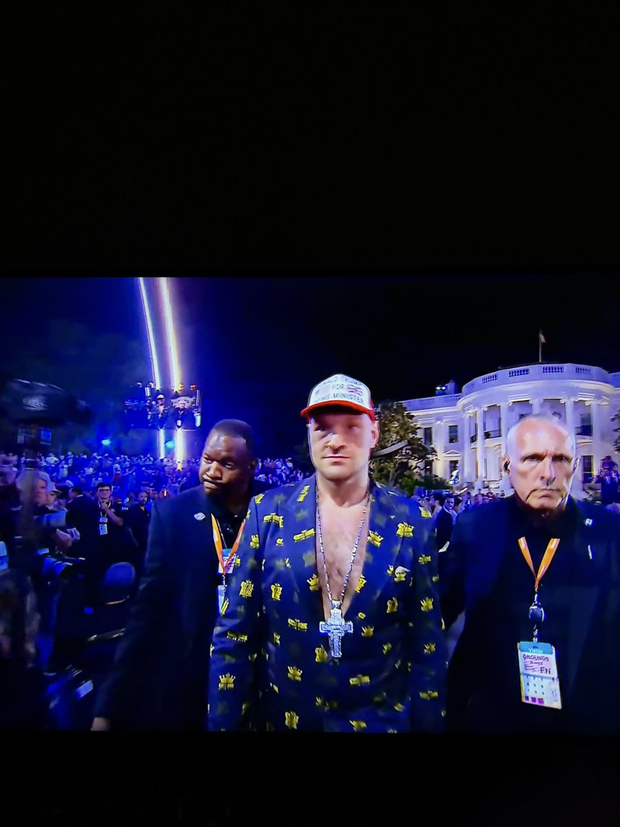 puffpepper1's tweet photo. Are they security for him or is he security for them? 🤨 https://t.co/uWBBtvx3hv