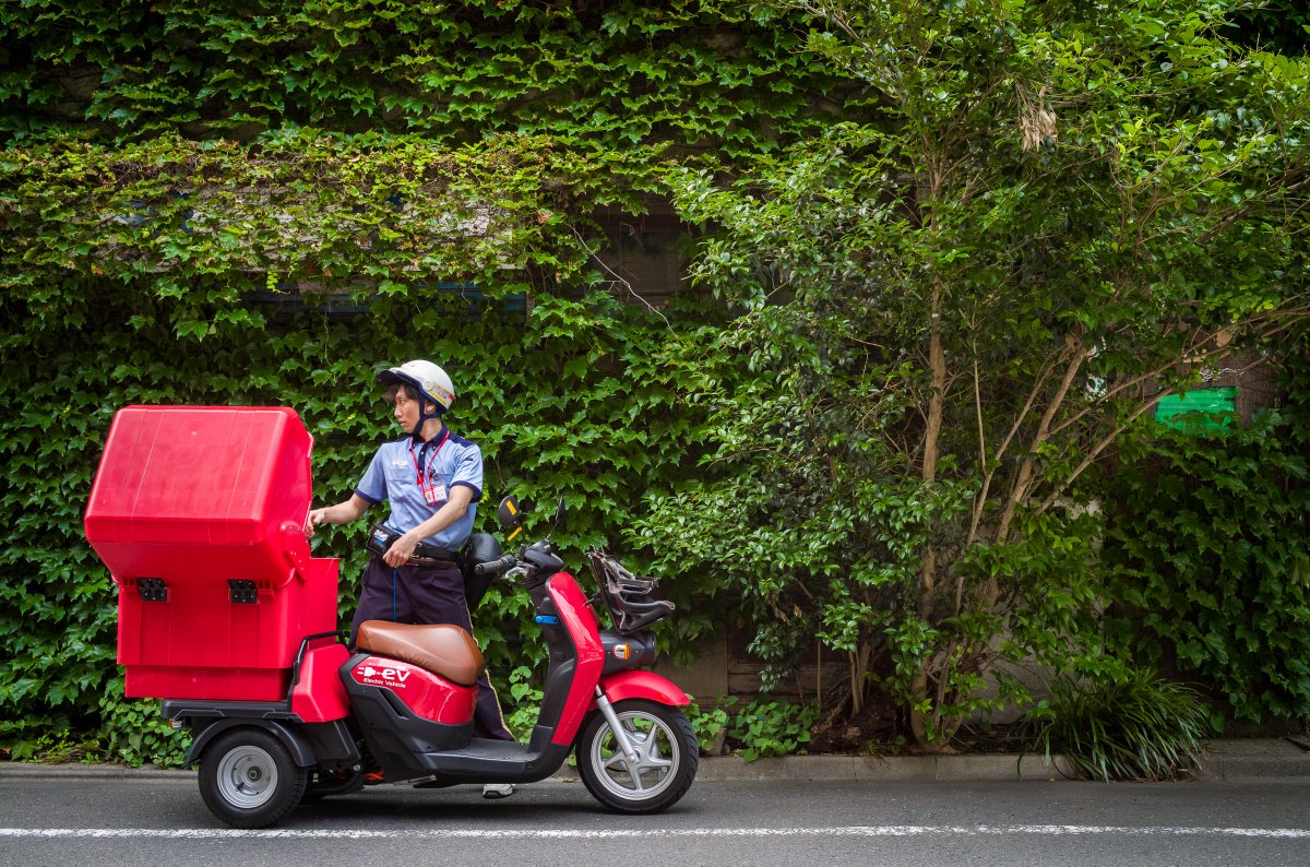 tokyotimes's tweet photo. Shinjuku people and places. Write-up and full set of 10 photographs here: https://t.co/JsGdFm6CZw https://t.co/pHqwNLiMTY