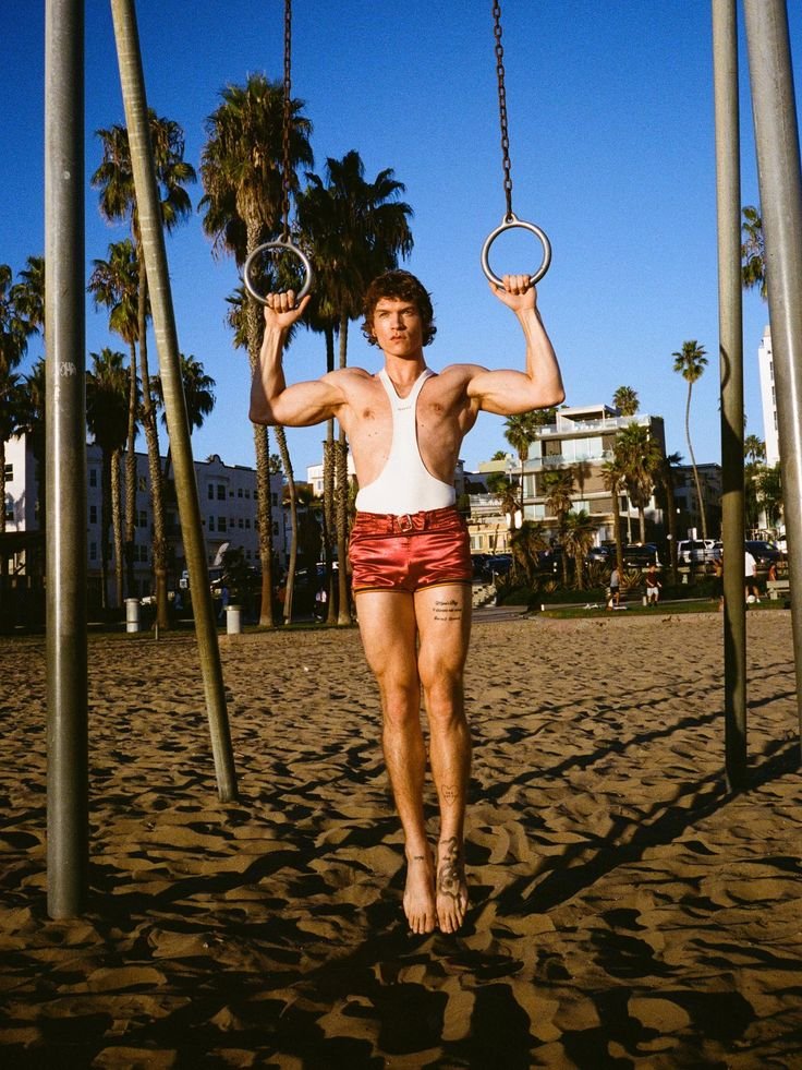 powvenie's tweet photo. Uno de mis géneros favoritos de fotos de Connor es cuando nos deja entrever y apreciar un poco su pasado gimnasta 🤸🏼 https://t.co/6GYxG3cdHB