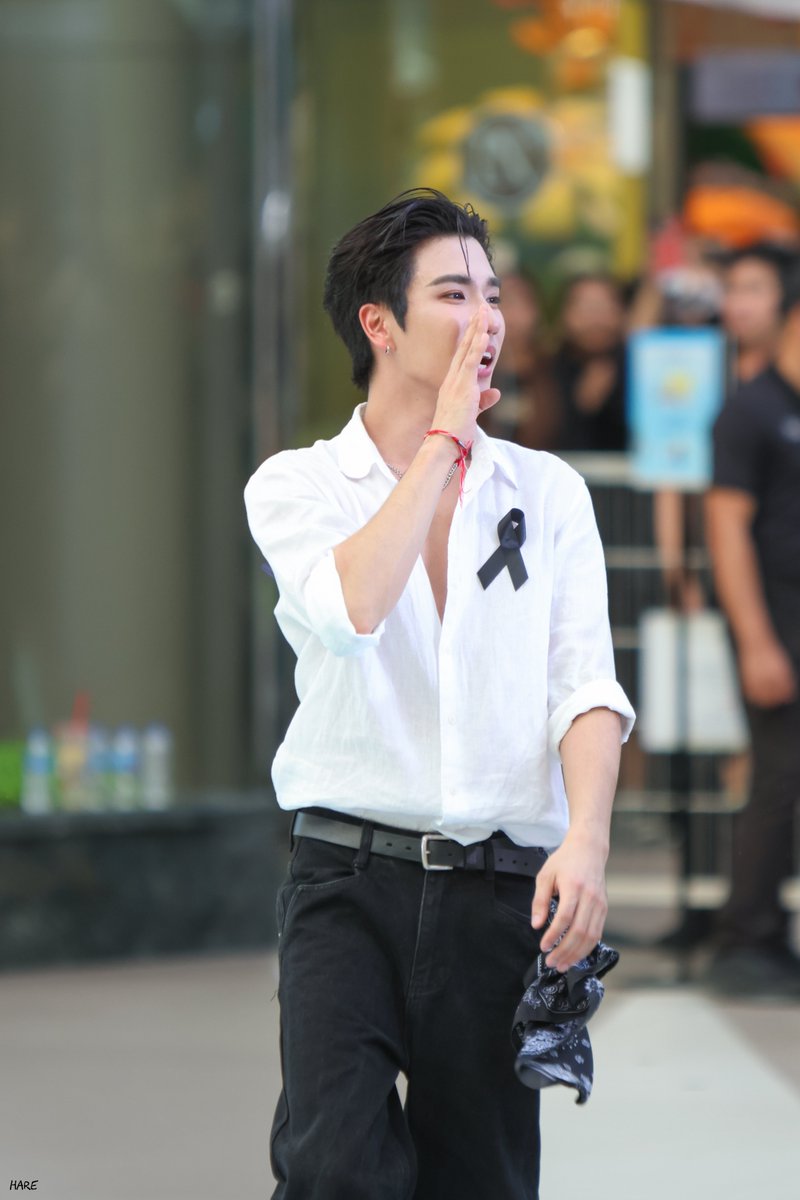 Hareshine's tweet photo. 👀✨️ วิ่งเล่นทักทายแฟนๆ

PERTHSANTA SUN SHIELD ON

#CeraVeSunClubxPerthSanta
#PerthTanapon @perthppe https://t.co/M28lhNfOnS