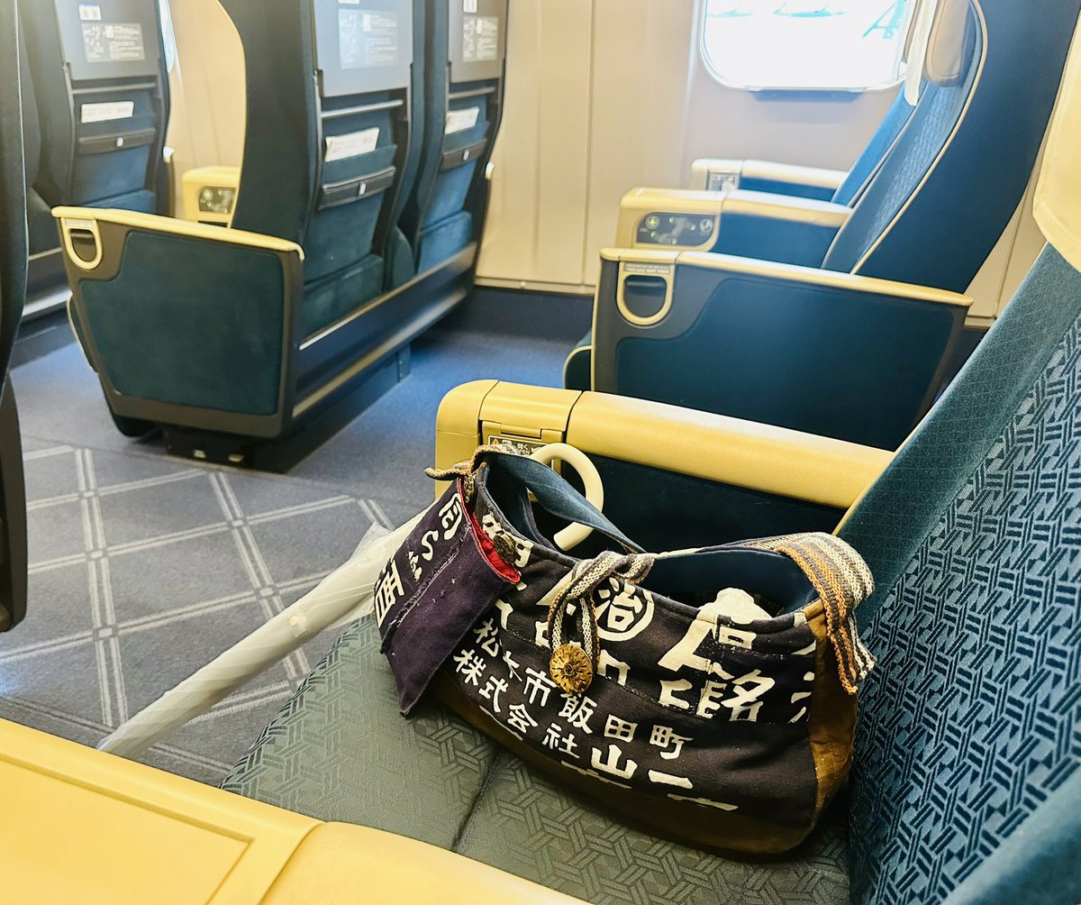 vortex4kenji's tweet photo. お疲れ様でございます。

　これより帰路につきます。

　東横イのモーニングで頂いた「具沢山おにぎり」を食しながらっ抱腹絶倒(爆笑)！！

　炭水化物の取り過ぎだあゝ〜っ(爆笑)！！

　サバラ第一の故郷「お江戸は東京」

　次回、上京予定は11月の高校時代クラス会。

　気合いだあゝ〜っ！！ https://t.co/39lLRagkaR