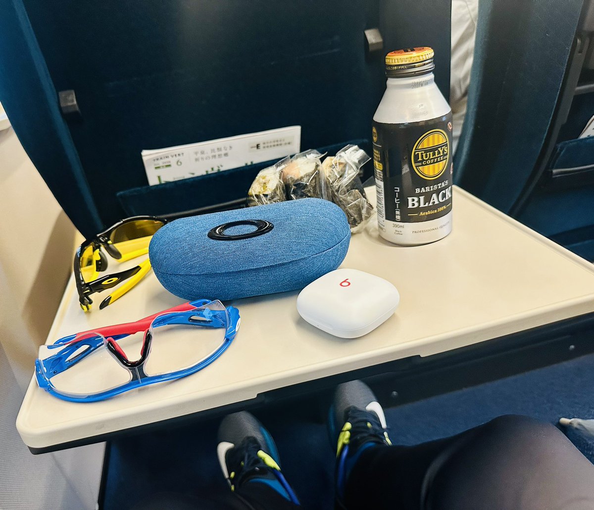 vortex4kenji's tweet photo. お疲れ様でございます。

　これより帰路につきます。

　東横イのモーニングで頂いた「具沢山おにぎり」を食しながらっ抱腹絶倒(爆笑)！！

　炭水化物の取り過ぎだあゝ〜っ(爆笑)！！

　サバラ第一の故郷「お江戸は東京」

　次回、上京予定は11月の高校時代クラス会。

　気合いだあゝ〜っ！！ https://t.co/39lLRagkaR