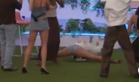 livsprotector's tweet photo. girl get up… https://t.co/eAWPRlndo3