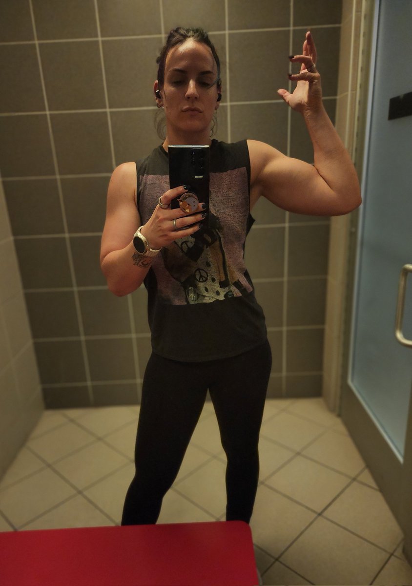 VertVixen's tweet photo. Grow my into the boulders that you are destined to be my little shoulder caps. https://t.co/l1VE8k84oI