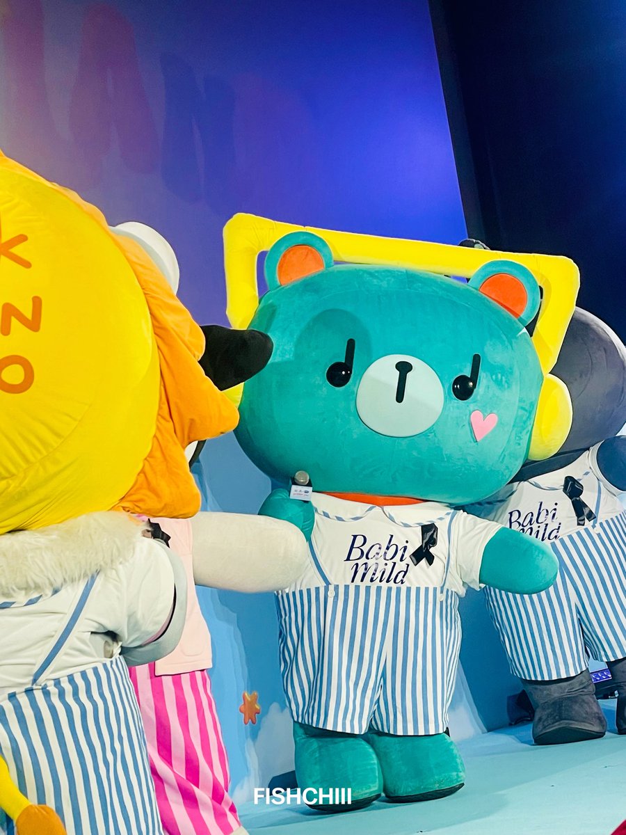 fishchiii's tweet photo. มา recap งาน #BabiMildTwelvePlusxGMMTV เมื่อวันเสาร์หน่อย เป็นครั้งแรกที่ได้เป็น Lucky fan แล้วก็เป็นครั้งแรกที่ได้เจอหลานๆ งานจัดได้อบอุ่นเป็นกันเอง หลานตัวจริงคือน่ารักสุดๆ ตัวจี๊ดเดียวเอง 😅 ใช้เวลาประมาณ 3 ชั่วโมง ผ่านไปไวเหมือนโกหก เป็นงานที่รู้สึกว่าดวงดีสุดๆ จับฉลากได้นั่งแถวแรกใกล้เวทีมากๆ (รองจาก top spender) ตอนถ่ายรูปก็นั่งใกล้เพิ่มพูน ถึงจะขึ้นไปถ่ายกลุ่มแรก แต่เหมือนได้ทั้งคุย ทั้ง Hi-bye ใกล้ชิดเด็กๆสุดๆ คือต้องไปทำบุญเพิ่มละ ใช้แต้มบุญไปเยอะเลยงานนี้ 😂😂 

ขอรีวิวหลานๆเป็นรายคนเลยนะ 

 Polcansan - คือคุยเก่งมากกก เอนเนอร์จี้เหลือล้น น่ารักสดใสสุดๆไปเลย ตลกด้วย ร้องเพลงเก่ง ได้ฟังเพลงน้องร้องสด คือวันนั้นยัยซังเก่งสุดๆ สมกับเป็นศิลปินท่านหนึ่งแห่ง Riser music ขอบคุณที่หนูเกิดมาเป็นความสดใสของโลกใบนี้ เป็นความสุขของอุนยายเจ่เจ้ทุกคนอย่างนี้ไปเรื่อยๆเลยน้า 

Permpoon - หลานสุดที่รัก ยายดีใจมากๆที่ได้เจอหนู เพิ่มพูนเป็นเด็กฉลาดมาก ไหวพริบดีสุดๆ ไม่ทิ้งใครไว้ข้างหลัง ไม่แปลกใจที่เด็กๆทุกคนรักพิเพิ่ม ตอนขึ้นไปถ่ายรูป พิเพิ่มบอกว่า กินข้าวหรือยัง ต้องกินข้าวด้วยน้าเป็นห่วงค้าบ ยายก็ขอให้หนูกินอิ่มนอนหลับและมีความสุขในทุกวันเหมือนกันนะลูก ได้หอมหนูไป 1 ทีชื่นใจสุดๆ พิเพิ่มตัวหอมมาก พิเพิ่มบอกผมใช้น้ำยาซักผ้าเบบี้มายด์ 5555 ขายของเก่งมาก แต่ไม่แปลกใจละที่ท่านปอนด์กับพ่อพ่อภูวินทร์ชอบหอมพิเพิ่ม ที่พิเพิ่มบอกว่าไม่รู้ท้องฟ้าของทุกคนเป็นสีอะไรแต่หนูอยากให้ทุกคนมีความสุขในทุกๆวัน ยายขอบคุณมากๆเลยน้า ยายจะมีความสุขทุกวันเล้ย เพราะมีพิเพิ่มอยู่เป็นท้องฟ้าที่สดใสของยายไงล่ะ รักพิเพิ่มน้า

Lookkhunnoo - ยัยหนูจื้ดน่ารักมากกก คือโดนตกเต็มๆ พึ่งจะโดนท่านพ่อสมเจมกับท่านพ่อโฟ้ดโฟ้ดตก นี่มาโดนหนูจี้ดตกอีก ยายหาทางขึ้นไม่ถูกแล้วลูก 😂😂 เด็กน้อยพึ่งหัดพูดน่าเอ็นดูสุดๆ เต้นเก่งด้วย หันมาเลี้ยงยายที่นั่งริมขอบบ่อยมากๆเลย ยายขอบคุณที่หนูจี้ดมาสร้างความสุขให้ทุกคน ดีใจที่ได้เจอนะลูก 

Metaa - ท่าเดินเท่มาก ขี้อ้อนสุดๆ เป็นกระต่ายน้อยตาแป๋วที่น่ารักสุดๆ เมต้าเป็นน้องน้อยที่พี่ทั้ง 3 ช่วยกันเลี้ยง น้องยังพูดไม่ได้ แต่ใบ้คำเก่งมาก ยายจะรอวันที่หนูพูดได้น้า ดีใจที่ได้เจอนะลูก ยายขอบคุณที่เมต้ามาสร้างความสุขให้ทุกคน เป็นเด็กดีของป๊าวินน้า 
 ขอบคุณทีมงานทุกคนที่จัดงานดีๆแบบนี้นะคะ ประทับใจสุดๆ อยากให้มีอีกเรื่อยๆเลยค่า 

#polcasan #permpoon #lookkhunnoo #metaa
