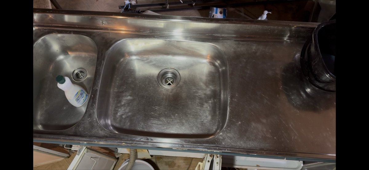 Mons_shiro's tweet photo. 母屋のキッチンシンクを小屋で使おうと磨いたけど水栓やら排水トラップ買ったりするなら新しいの買ったほうがいい気がしてきた🙄 https://t.co/qG0aYcmTqu