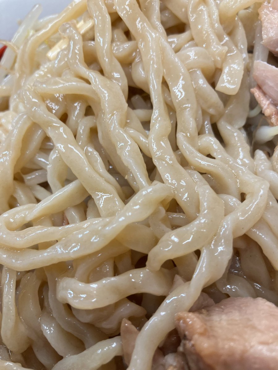 ancoro_max's tweet photo. 161大ちゃんラーメンさんで塩豚300gニンニクマシ野菜少なめ1500円。やや乳化したまろやか豚骨にキリッと塩の効いたスープ、麺はワシワシ平打ち極太麺。旨し。お肉はほろほろ、ニンニクとアブラのパンチがたまりませんなあ。お店ではライスを扱ってないのでライス持ち込みオッケーというなかなか英断をされてるお店。