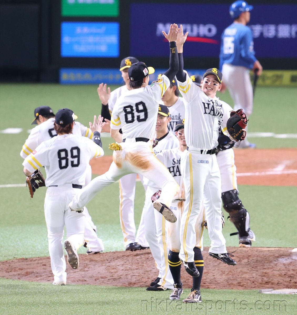 SNikkansports's tweet photo. ／
📣鷹党&amp;野球好きの皆さんへプレゼント企画👏
＼
7／1・2 ソフトバンクー西武
みずほプレミアムシートSS席をペア２組４人に😍

⚾️応募＝@SNikkansports と@nikkan_hawks の両方をフォローし、本投稿をRP
⚾️締切＝6/23、20時まで
⚾️当選＝DM
※希望日をリプお願いします
#sbhawks #西部日刊懸賞 https://t.co/LI1odlbuPb