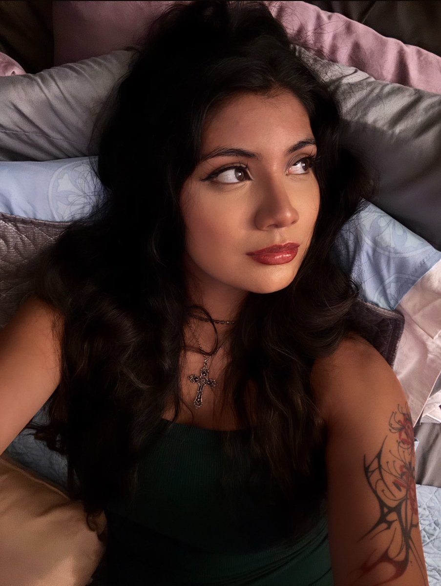 msvamprina's tweet photo. Alexa play easy on the eyes https://t.co/EovPEizH49