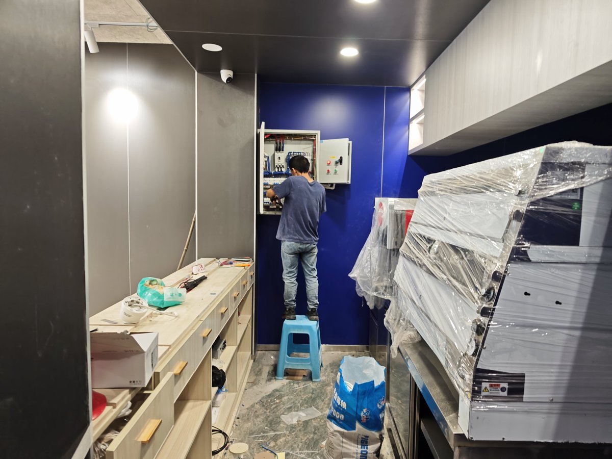 forestgan244204's tweet photo. 辛苦一个月的连轴转。又筹建完成一家店。

今天生活给我一个耳光，你猜怎么着，它没昨天响。 https://t.co/DAdPgw36dO