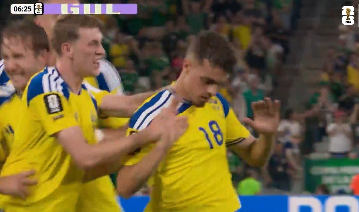 TriggerFCB's tweet photo. QUE HACE PIDIENDO PERDON EN UN PARTIDO DEL MUNDIAL https://t.co/qDJpBKYnQ0