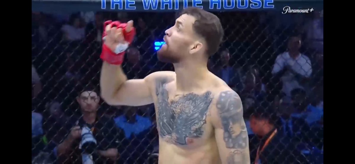 centralneybr's tweet photo. Caralho o ruffy amassou o Americano no primeiro round kkkkkk UFC https://t.co/RmDw3xgEvS