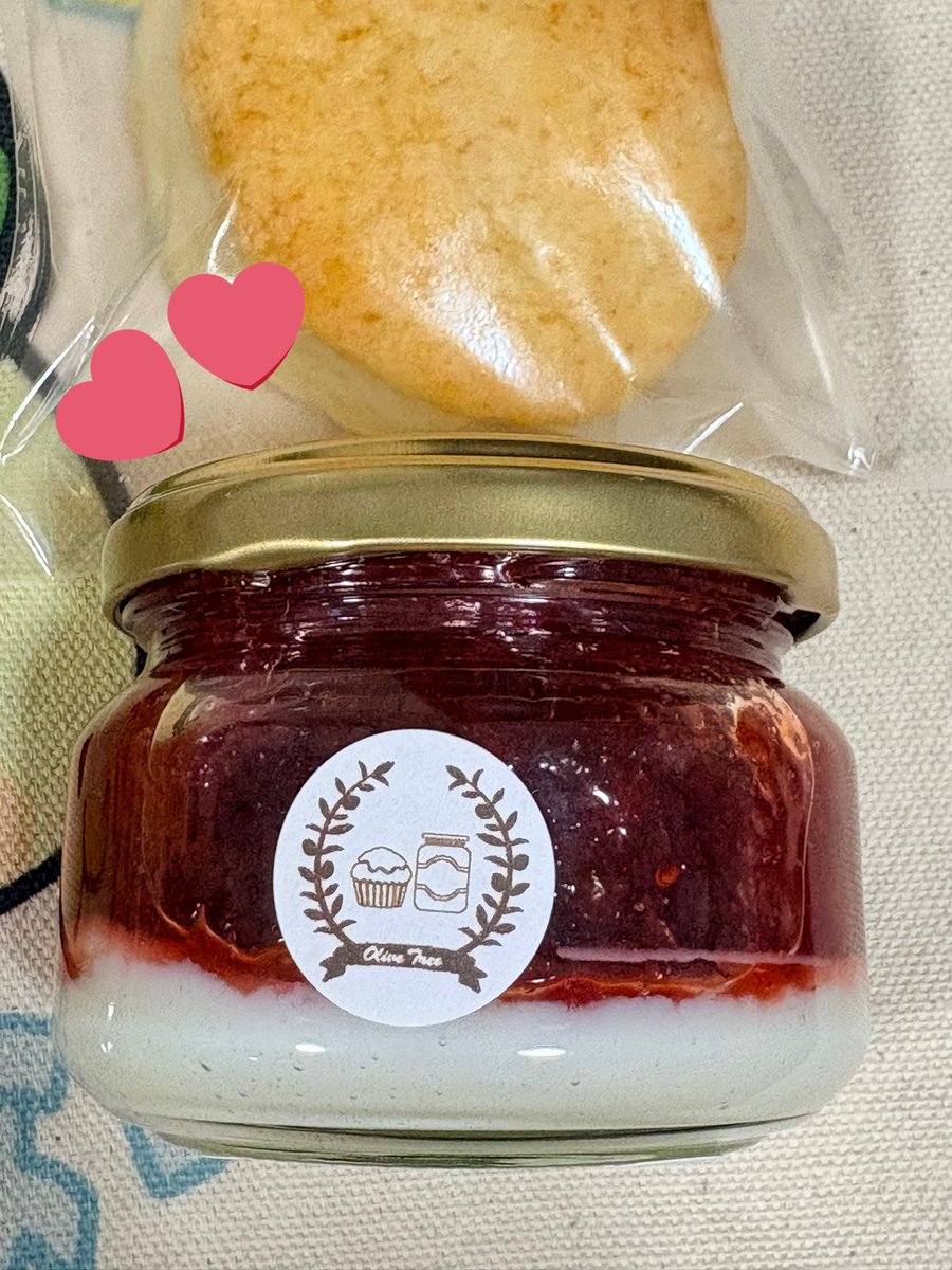 193rin's tweet photo. 常々「絶品である✨」と耳にしてきたオリーブの木さんのいちごミルクジャム🍓🥛
今回のコタさんぽでゲットしました♡

バイトリーダーはいつも通りの働きっぷり✨
時々おなかをぽりぽりしながらも(*´꒳`*)
接客ばっちり✨
レシートももぎ取って渡せてるだす！

#じゅっけんカッパのコタロウ https://t.co/IGQ8zTlZiS