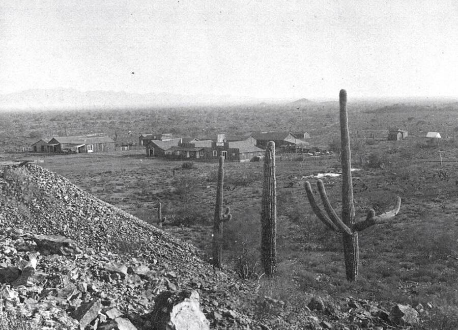 EchoesofWarYT's tweet photo. Violence, alongside prosperity, marked life in Vulture, and 18 men were purportedly hanged during the town's short history. Today it's a ghost town, with perhaps more than one ghost haunting its abandoned buildings. https://t.co/pwA7vGxvOY