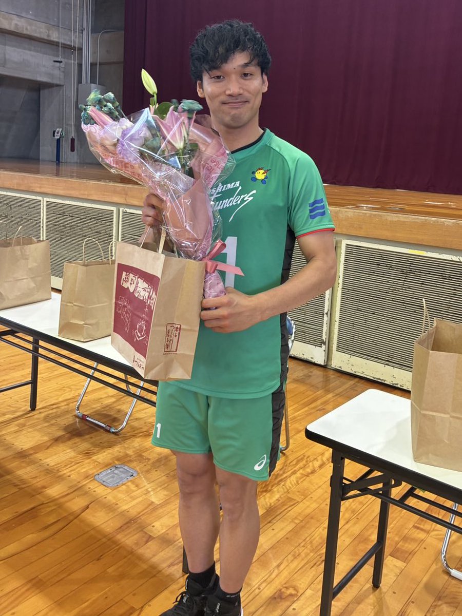 Thunders_vb's tweet photo. ⚡️イベント参加情報⚡️
6/13(土)14(日)
「広島サンダーズバレーボール教室in安来」 #西村信 #髙木啓士郎 #坂下純也 #阿部大樹 選手が参加しました🏃‍♂️

昨日バースデーボーイのじゅんや選手が、サプライズでお祝いしてもらいました🎂 
#広島サンダーズ #hiroshimathunders https://t.co/RWHuFF5XIL