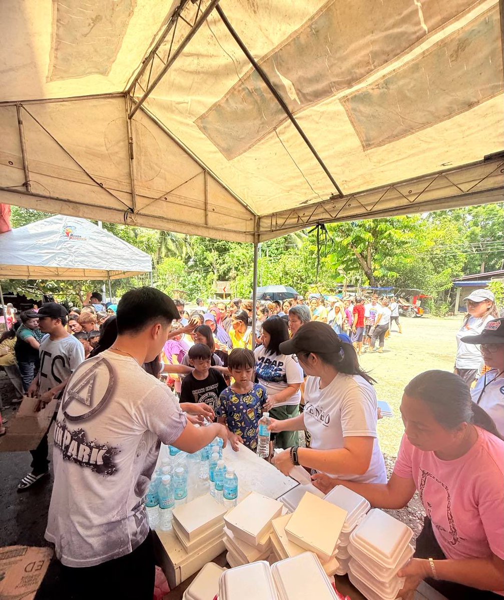 angatbuhay_ph's tweet photo. #AngatBayanihanInAction: Nakapaghatid tayo ng hot meals at relief packs para sa mga evacuees ng Brgy. Sapu Padidu, Brgy. Sapu Masla (Purok Bagudatu) at Brgy. Poblacion (Purok Masbong), Malapatan, Sarangani. https://t.co/kHW5D9n4H6