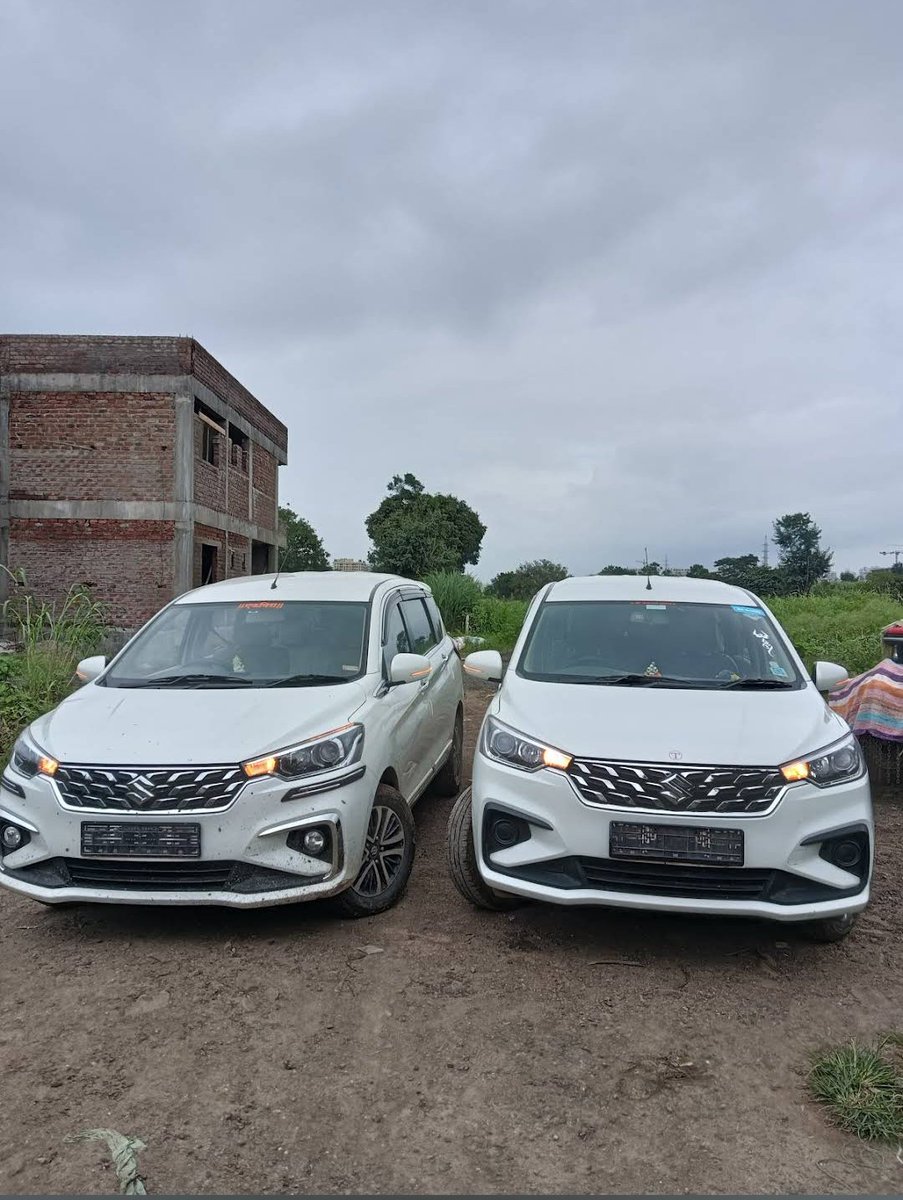 _Aa_rav_'s tweet photo. One cab driver owns a total of 6 cars.

After graduating in engineering, he got a job that paid only ₹35,000/month. He was not satisfied because he had invested so much to become an engineer.

He took a risk and bought a car on EMI. Later, with the income he earned, he bought 5 more cars.

He drives 1 car himself.
The other 5 cars are driven by hired drivers on a 60-40 profit split.
He is now earning ₹2.8 lakh per month.

Each day, a driver earns ₹6,00 and gives him ₹2,500 after deducting CNG expenses.

You have to take risks in life; otherwise, you may end up working for someone else forever. After 65, no one will give you a job.