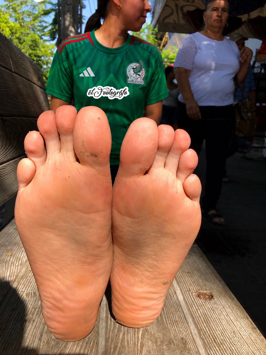 elfootografo's tweet photo. Marissa ❤️⚽️🇲🇽 disfrutando la época mundialista con sus pies descalzos a las afueras del estadio.

https://t.co/RD72vxncnj

#Mundial2026 #EnMoodMundialista #Mexico2026 #VamosMexico #elFotoografo https://t.co/nzj6VWMSDJ