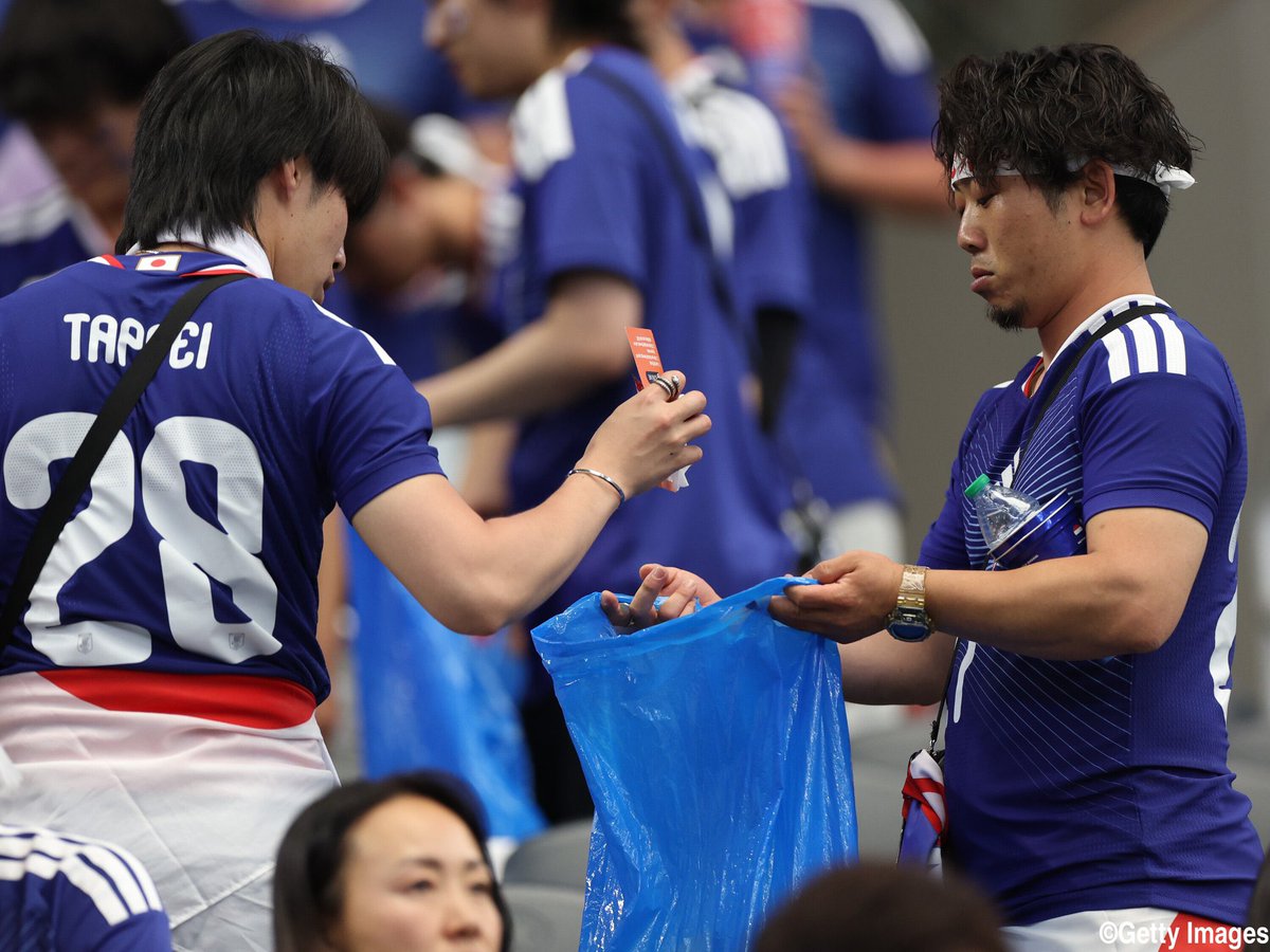 ushun____shaw's tweet photo. 日本代表のロッカールームの画像、今回も選手ロッカーは整理整頓、スタンドでは“定番”日本サポのゴミ拾い🇯🇵

“立つ鳥跡を濁さず”

“きた時よりも美しく”

#サッカー日本代表 #FIFAWorldCup #FIFAWC2026 https://t.co/TItDtMUOBm